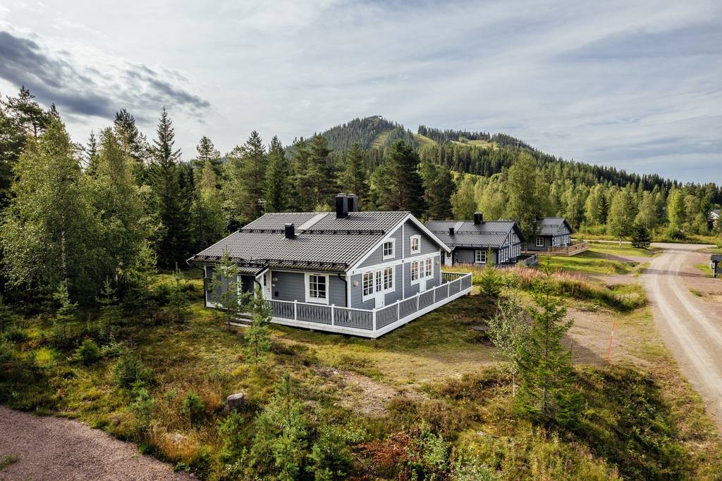 Stugan på 516 Kläppen – fasadvy i vinterskrud